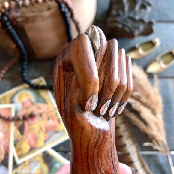 19TH CENTURY SOLID CARVED ROSEWOOD MANO FIGAS FIST PENDANT - Picture 6 of 10